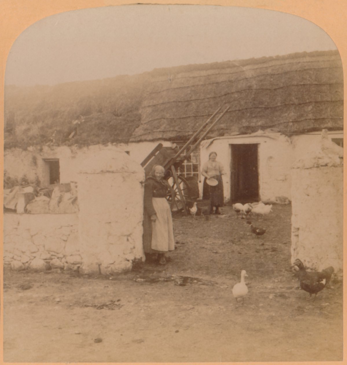 Una casa caratteristica, Ballintoy Village, Contea di Antrim, Irlanda, 1900 da Underwood and Underwood