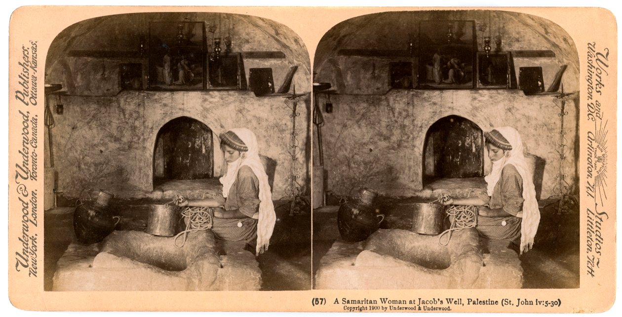 Una donna samaritana al pozzo di Giacobbe, Palestina, 1900 da Underwood and Underwood