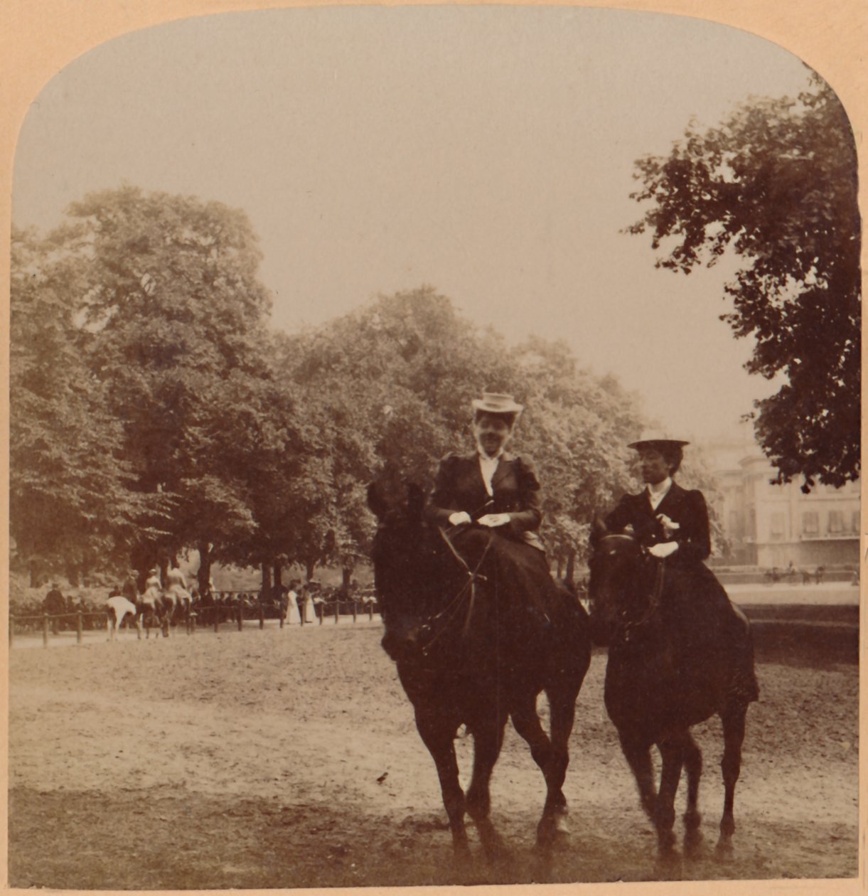 Una corsa mattutina, Rotten Row, Hyde Park, Londra, Inghilterra, 1896 da Underwood and Underwood