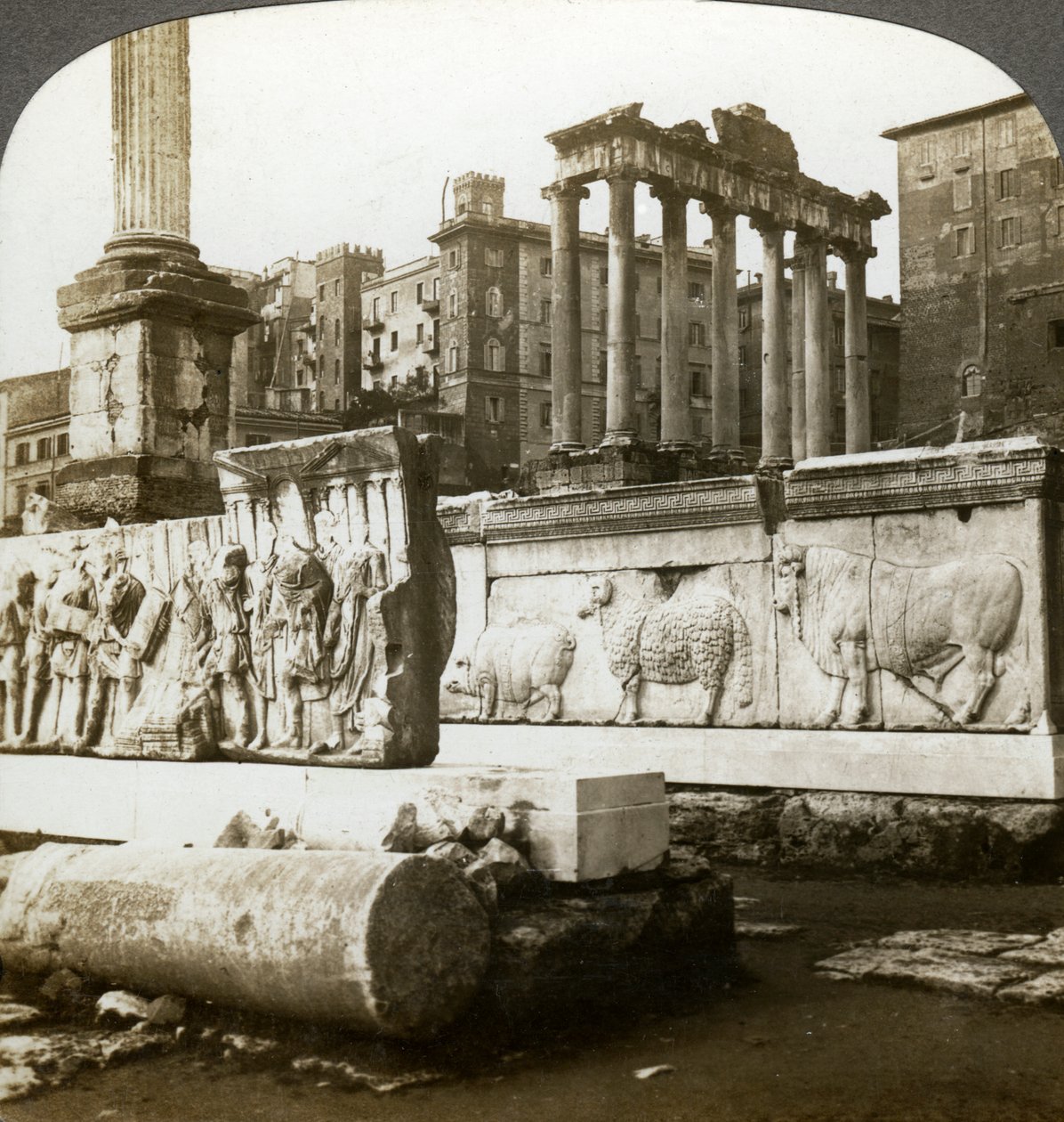 Bassorilievi di Traiano e Colonna di Foca nel Foro, Roma, Italia da Underwood and Underwood