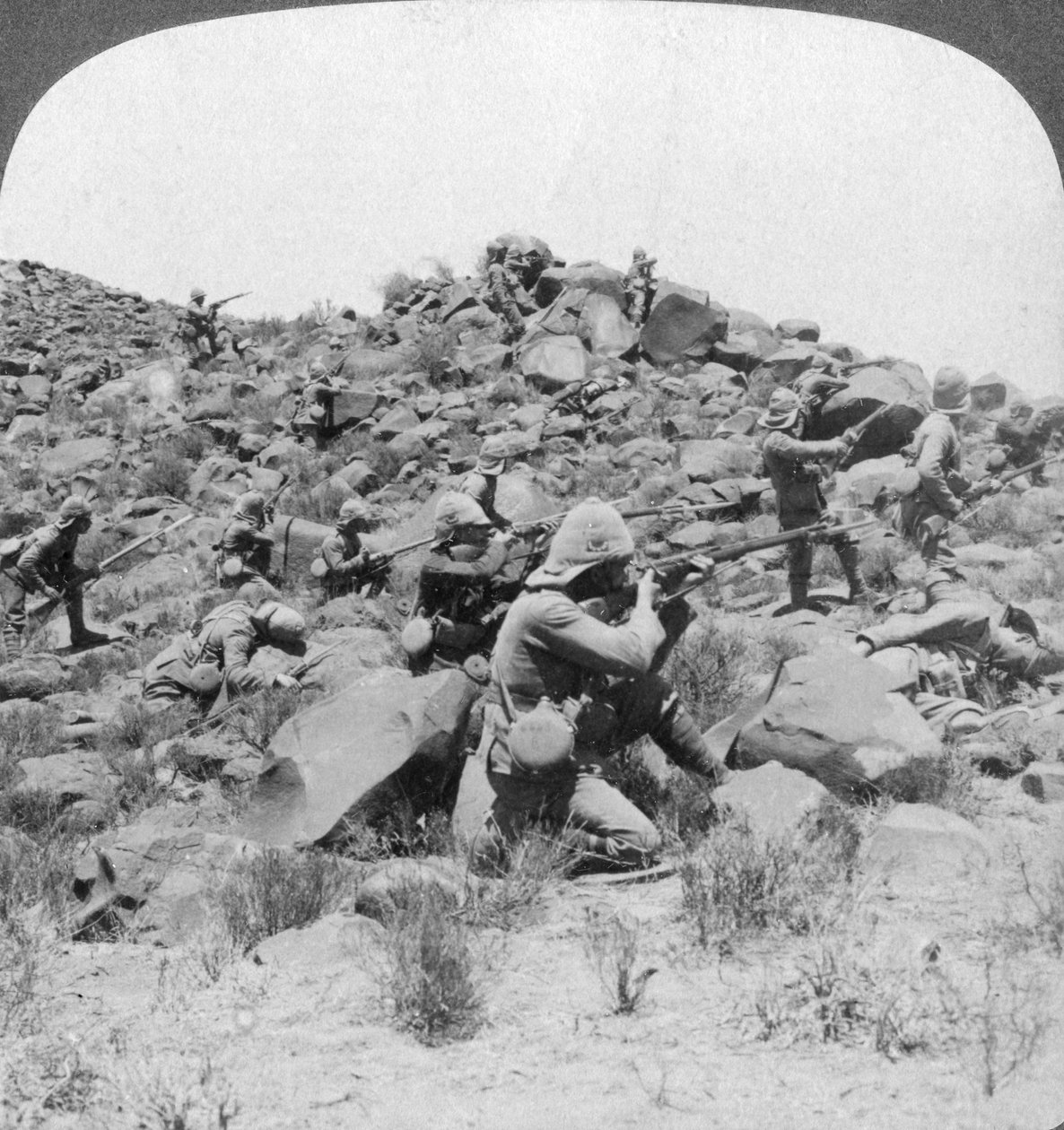 Soldati britannici in azione, Sudafrica, Guerra Boera, 1901 da Underwood and Underwood
