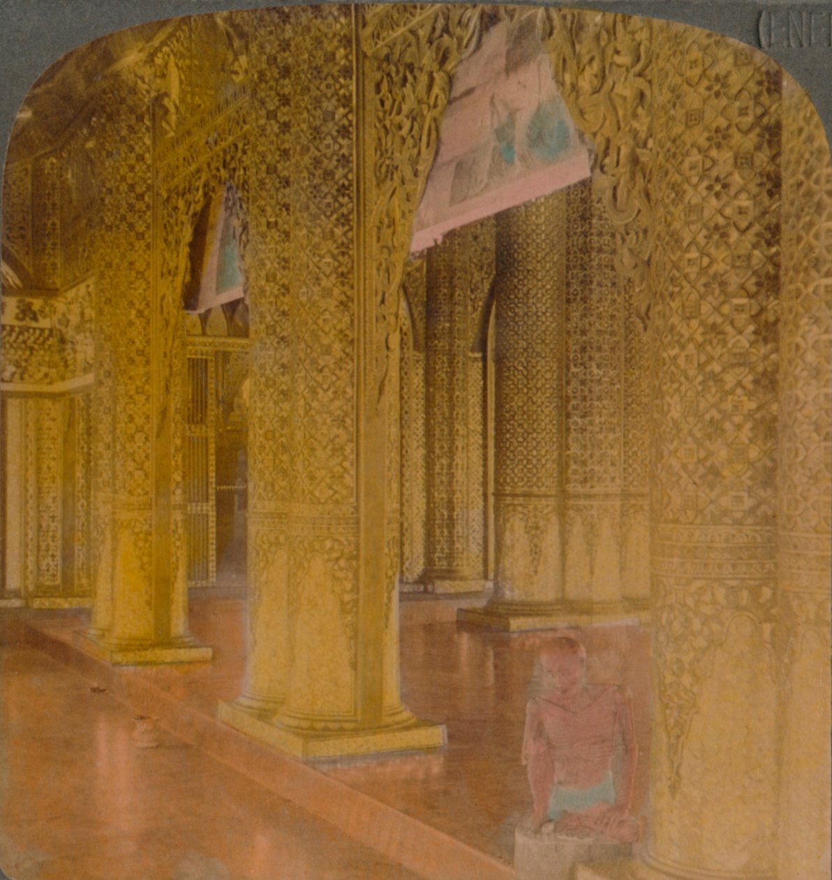 Interno del tempio buddista con decorazioni costose in oro e colori, Moulmein, Birmania, 1907 da Underwood and Underwood