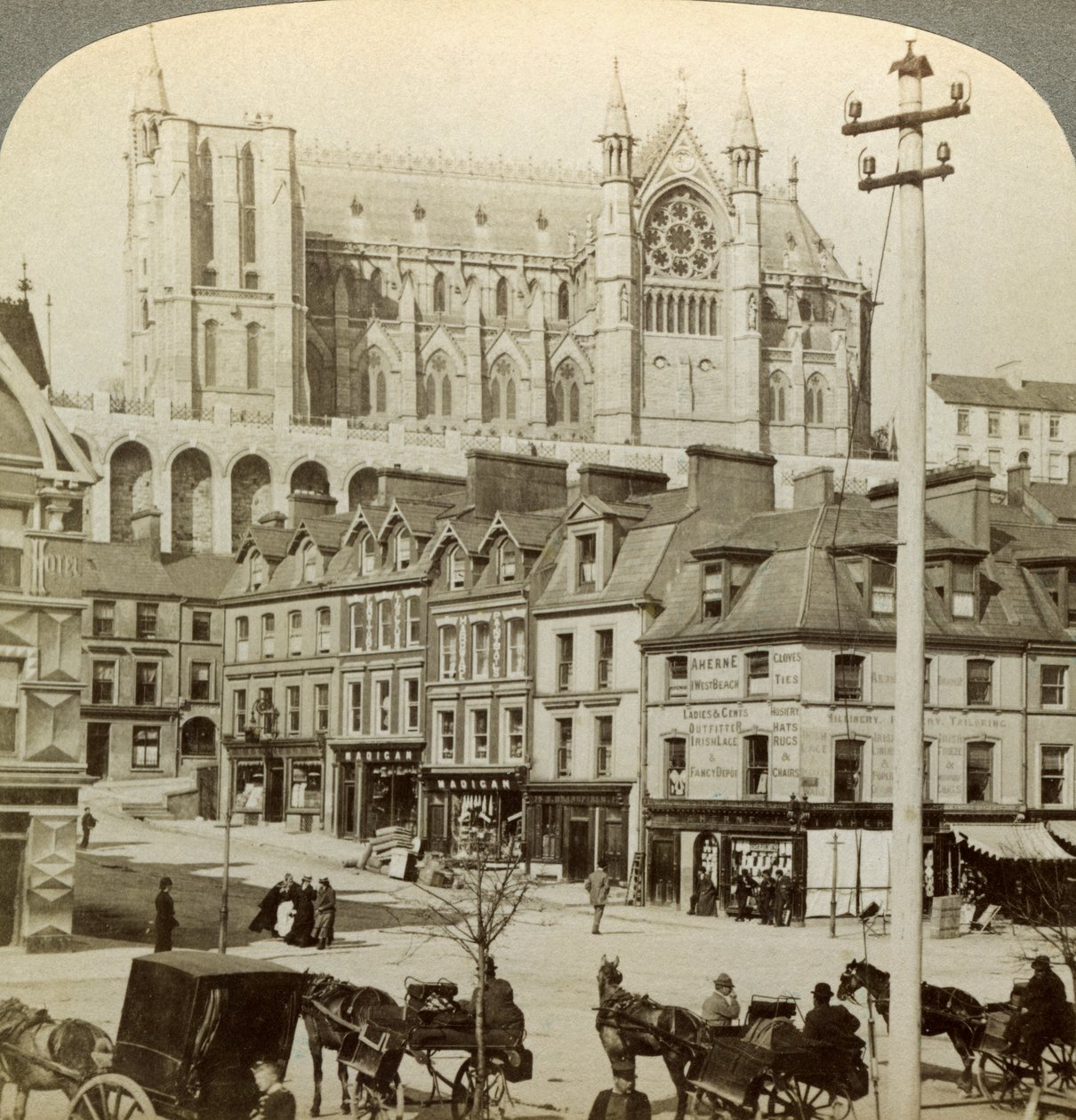 Cattedrale e Strada Principale, Queenstown, Irlanda, fine XIX secolo da Underwood and Underwood