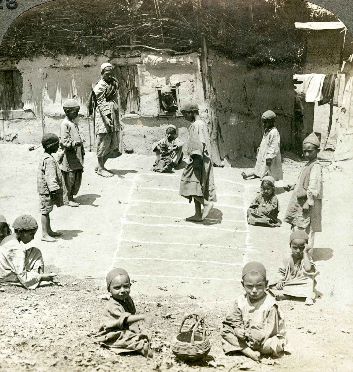 Bambini che giocano a campana, Kashmir, India da Underwood and Underwood