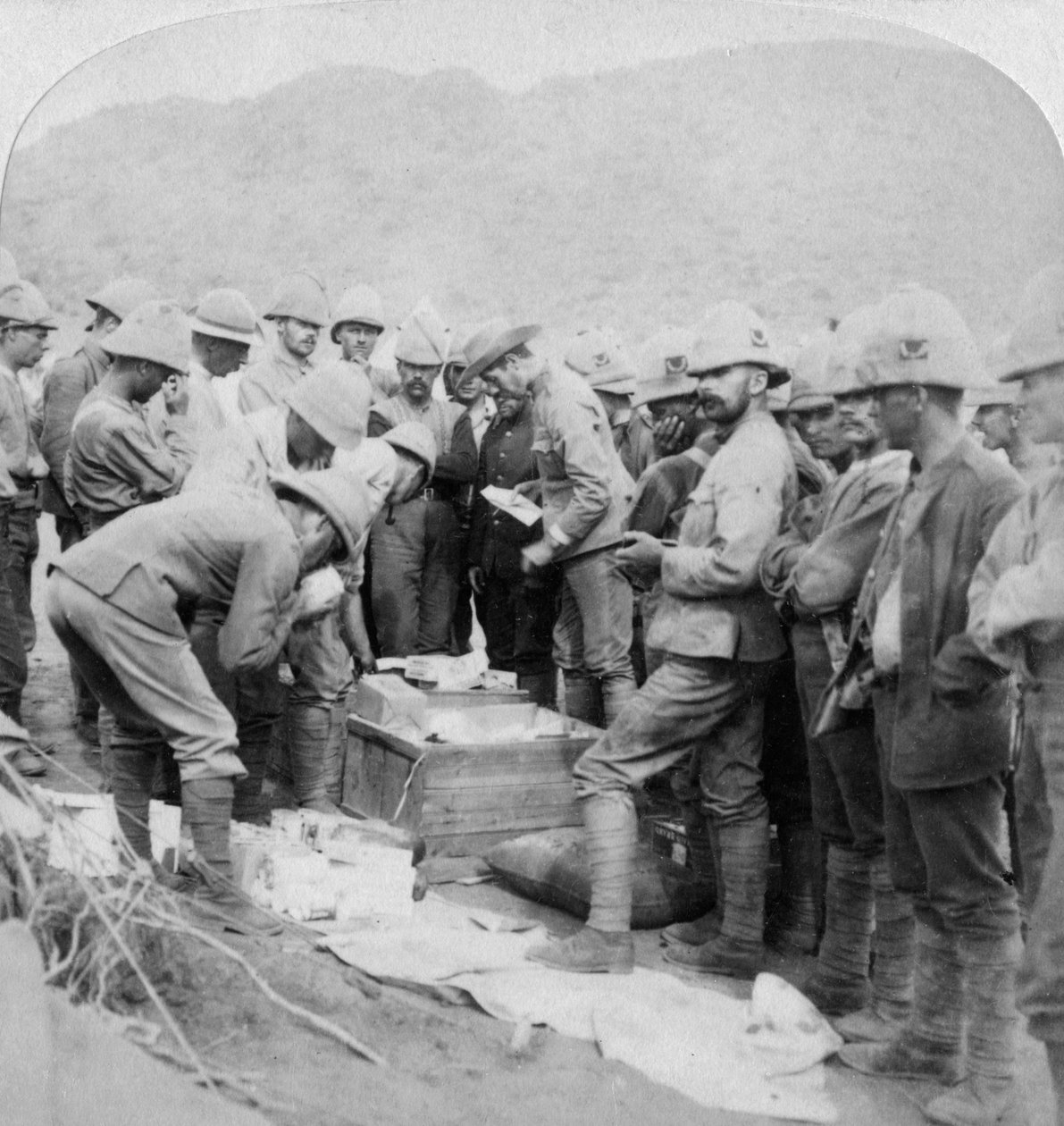 Regali di Natale da casa, alle truppe con Methuen al fiume Modder, Sudafrica da Underwood and Underwood