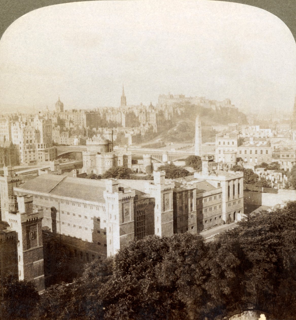 Edimburgo, da Calton Hill, S.W. al Castello, sopra il vecchio cimitero, Scozia, 1902 da Underwood and Underwood