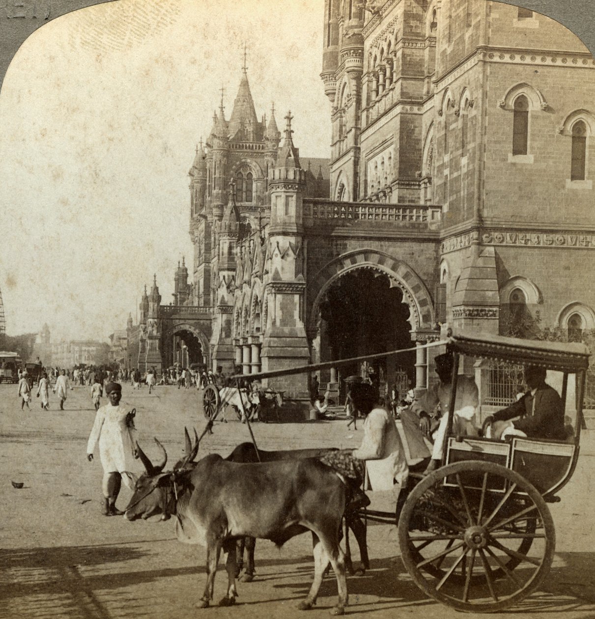 Ekka, fuori dalla stazione Victoria, Bombay, India, c1900s da Underwood and Underwood