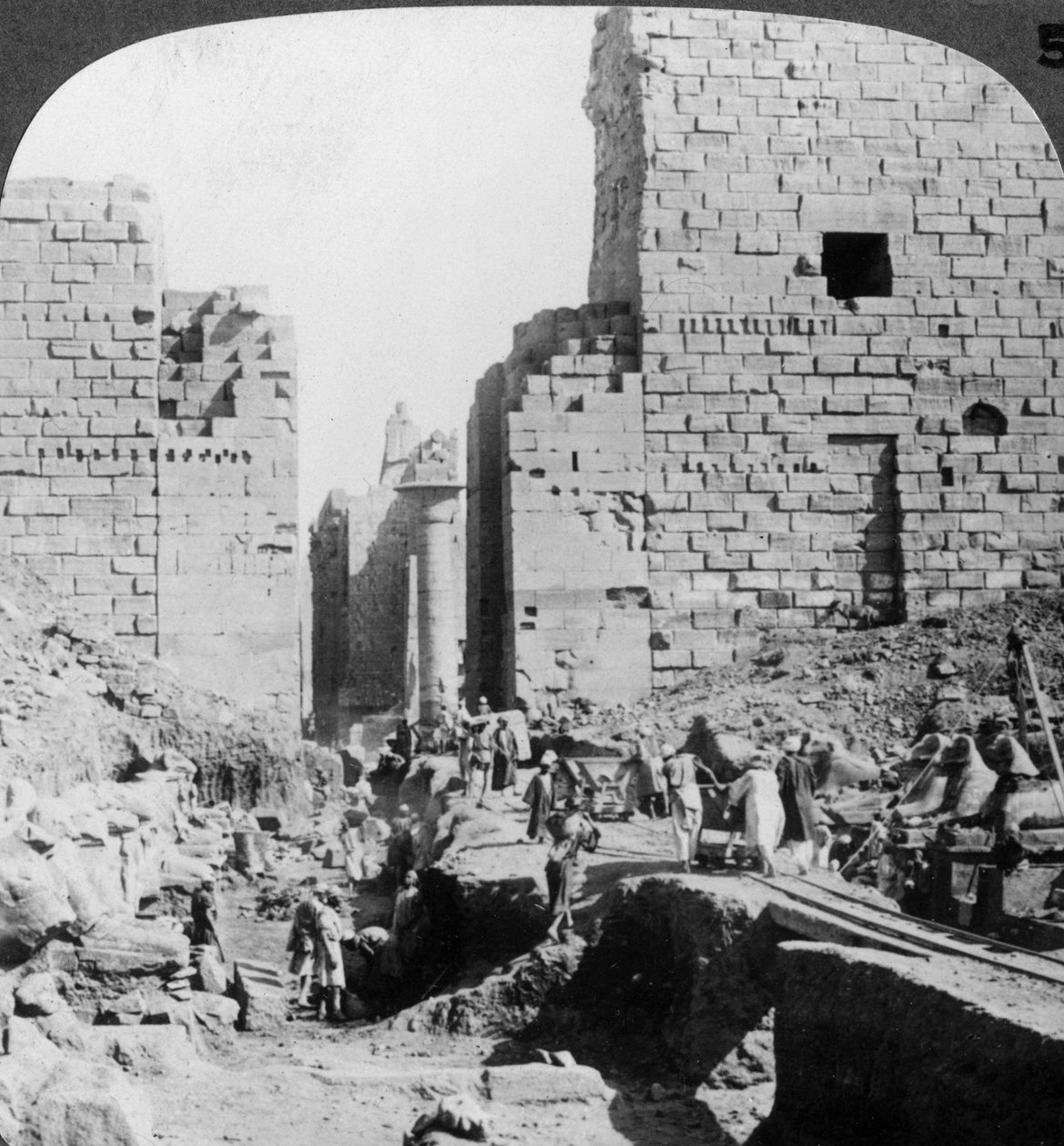 Scavi di un viale verso il Tempio di Karnak, Tebe, Egitto, 1905 da Underwood and Underwood