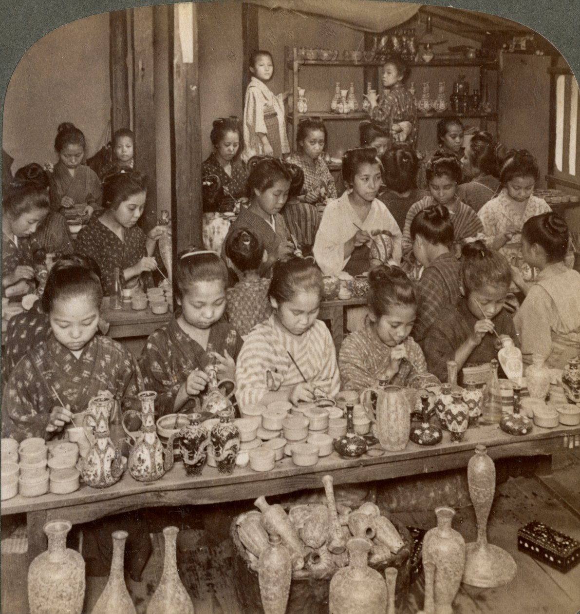 Ragazze di fabbrica che decorano ceramiche economiche per i mercati esteri, Kyoto, Giappone, 1904 da Underwood and Underwood