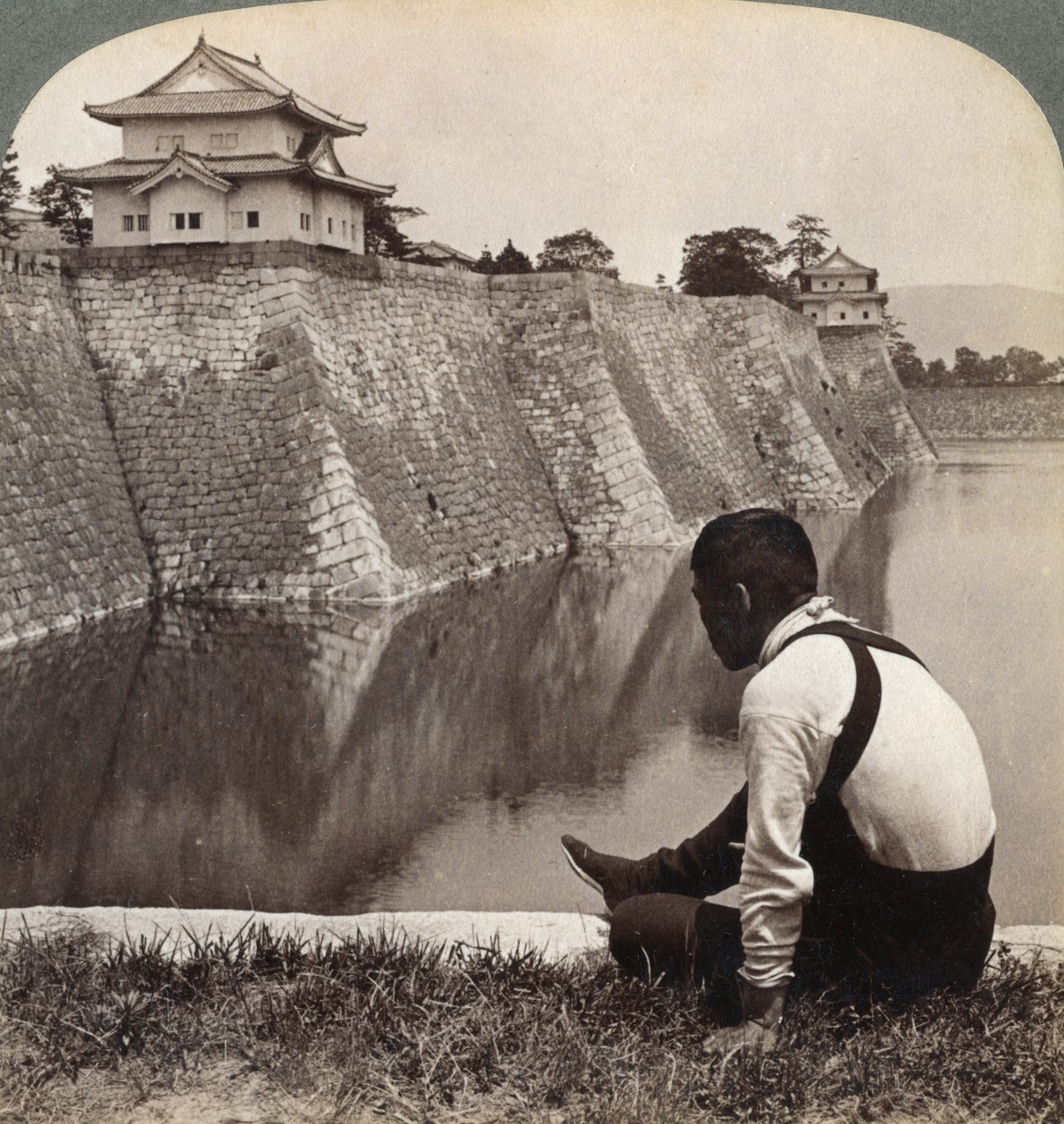 Castello feudale degli orgogliosi Shogun, Osaka, Giappone, 1904 da Underwood and Underwood