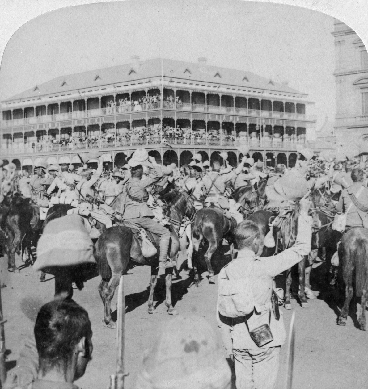 Il Maresciallo di Campo Lord Roberts e lo staff che acclamano la Regina, Pretoria, Sudafrica, 5 giugno 1900 da Underwood and Underwood