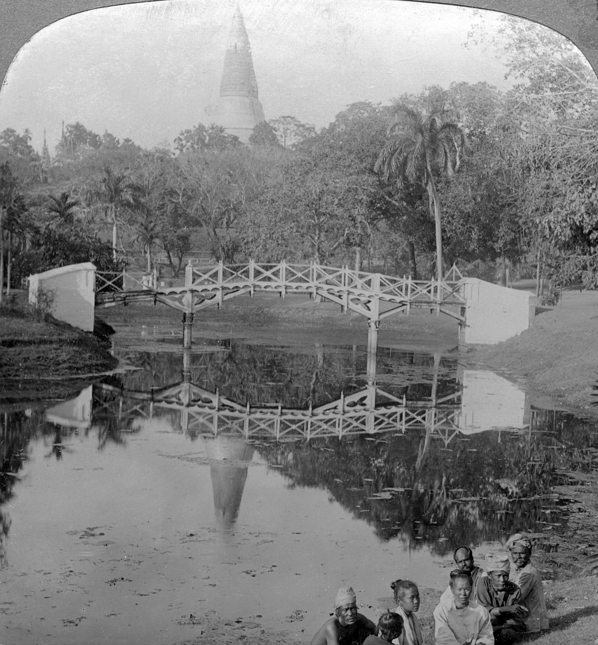 Giardini della fortezza e la pagoda Shwedagon, Rangoon, Birmania da Underwood and Underwood