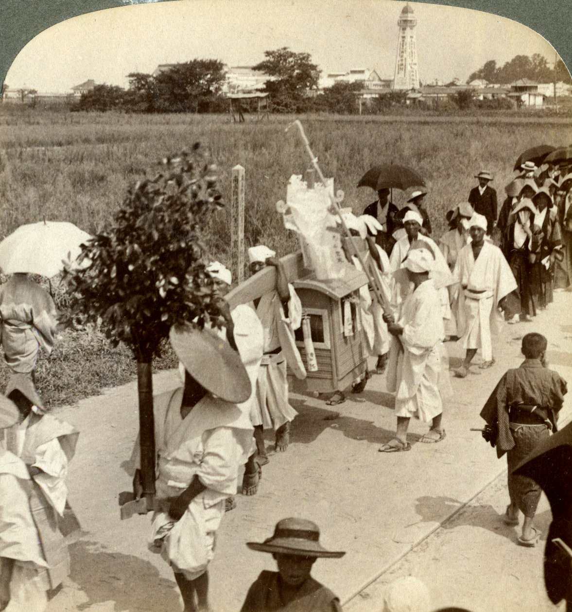 Processione funebre di un ricco buddista, sulla strada per Sakai, guardando verso Osaka, Giappone, 1904 da Underwood and Underwood