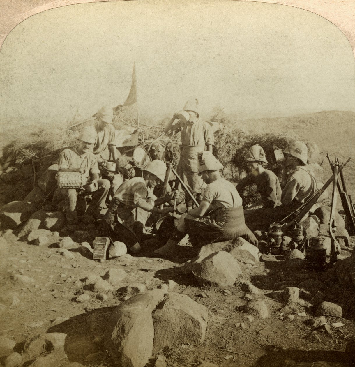 Segnalatori dei Gordon Highland su Signal Hill, Euslin, Sudafrica, Guerra Boera, 1899-1902 da Underwood and Underwood