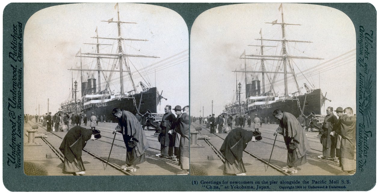 Saluto ai nuovi arrivati sul molo accanto al Pacific Mail SS China, Yokohama, Giappone da Underwood and Underwood