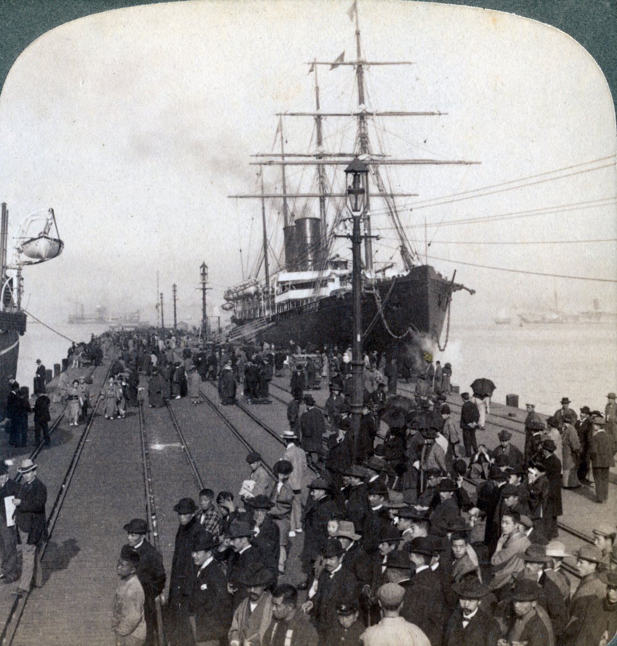 Saluti per i nuovi arrivati sul molo accanto al Pacific Mail SS China, a Yokohama, Giappone, 1904 da Underwood and Underwood