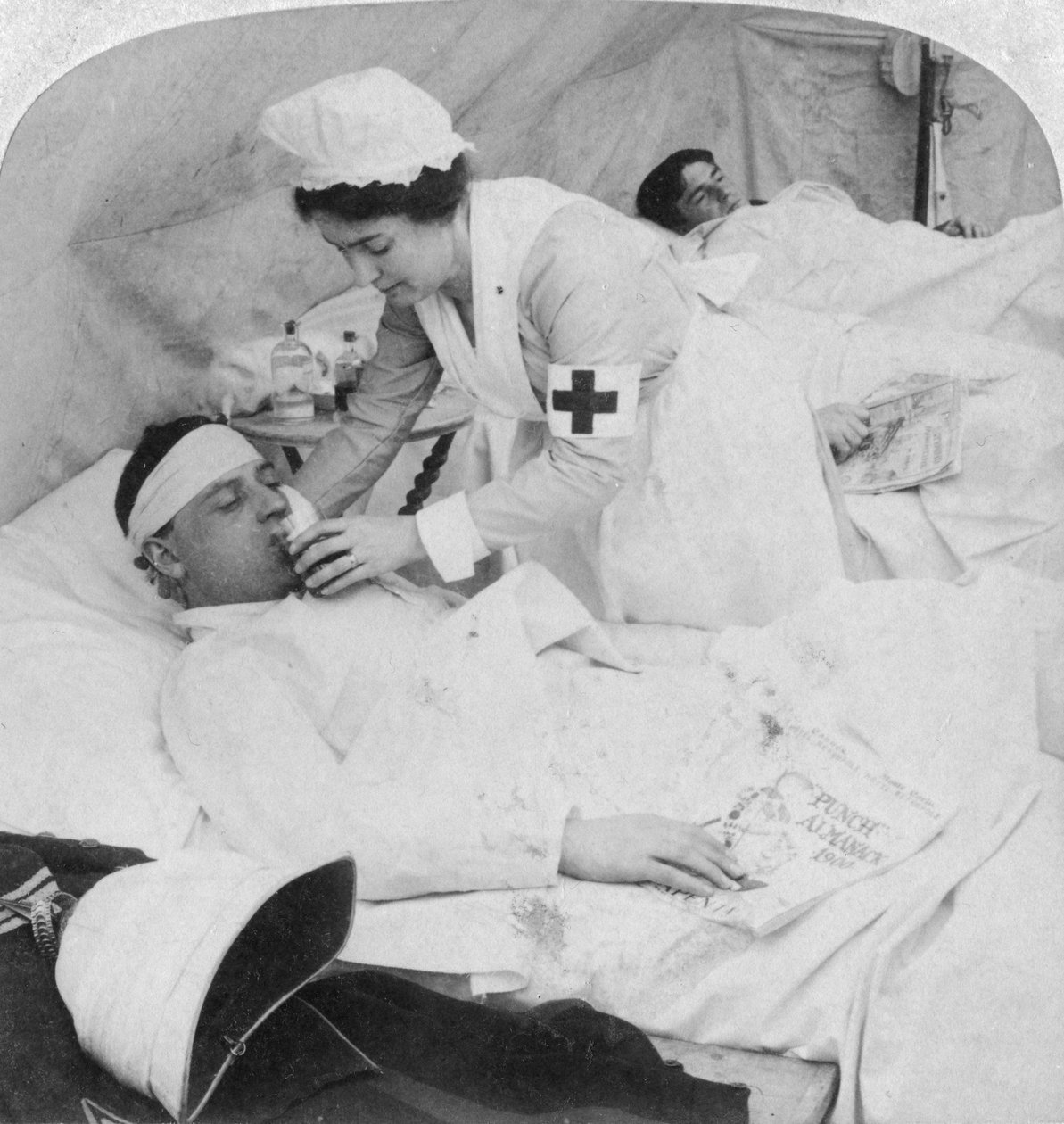 In un ospedale da campo britannico sul fiume Tugela, Sudafrica, Seconda guerra boera, 1900 da Underwood and Underwood