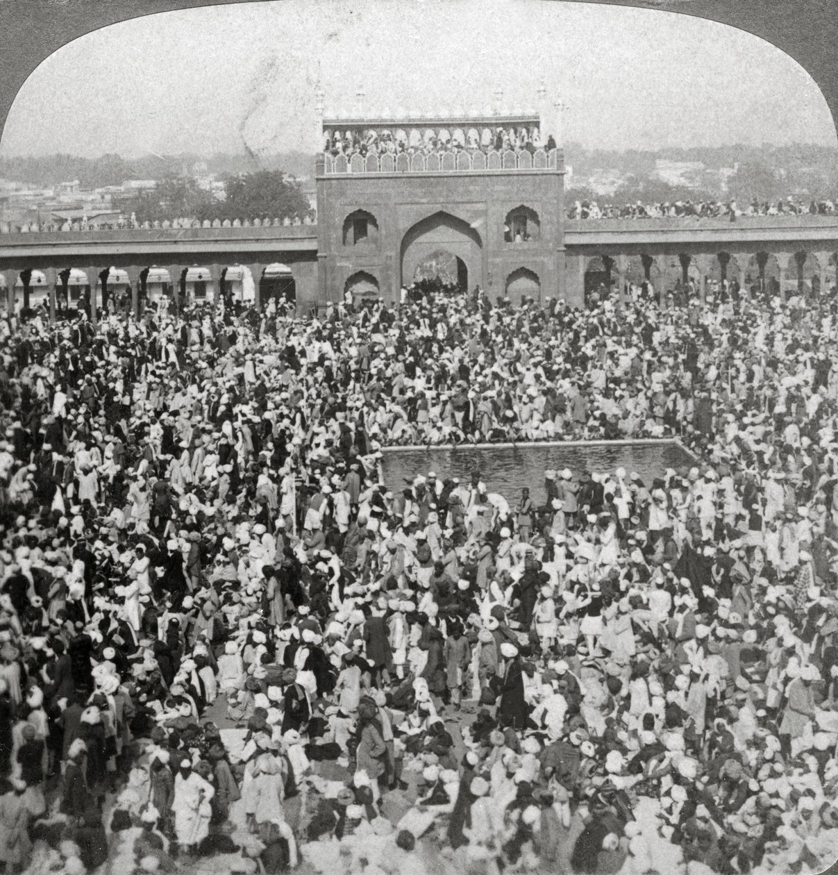 Nel cortile della moschea Jumma, Delhi, India, 1903 da Underwood and Underwood