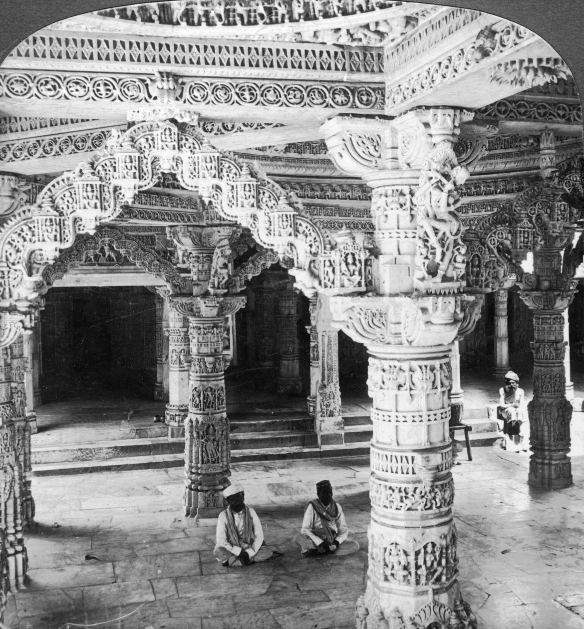 Interno del Tempio di Vimala Sah, Monte Abu, India, 1903 da Underwood and Underwood