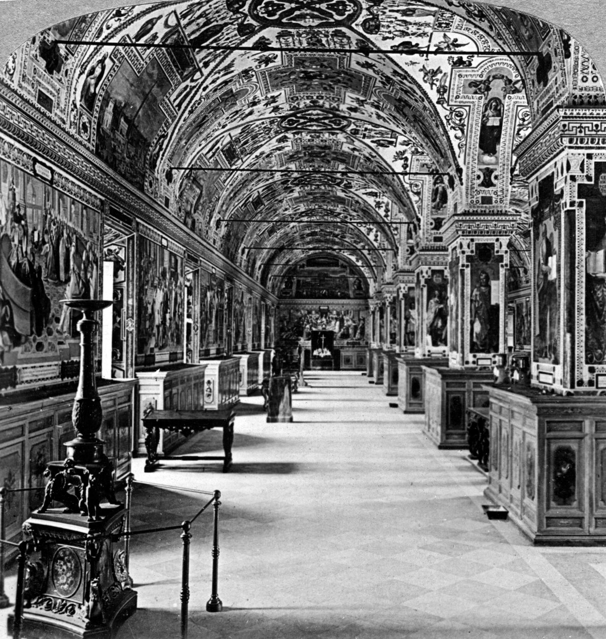 Interno della Biblioteca Vaticana, Roma, Italia da Underwood and Underwood
