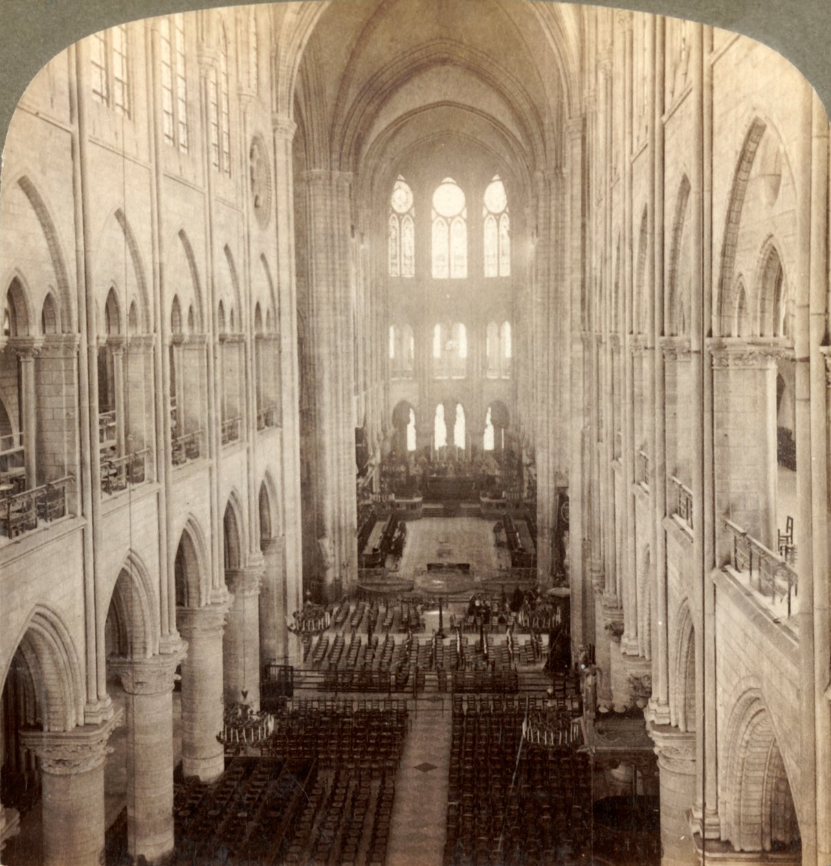 Interno della grande cattedrale di Notre Dame, Parigi, Francia, 1900 da Underwood and Underwood