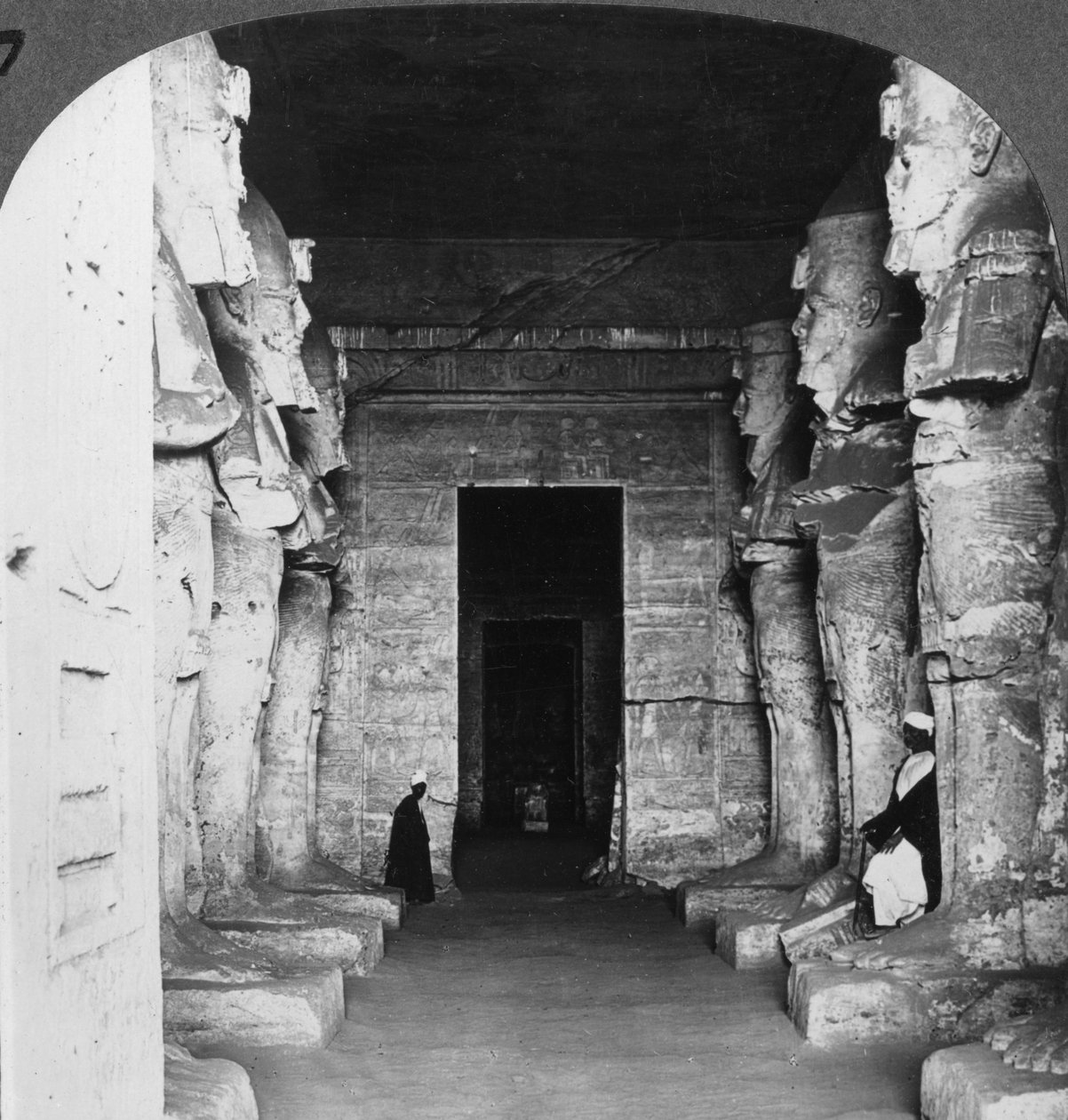 Interno del tempio scavato nella roccia di Abu Simbel, Egitto da Underwood and Underwood