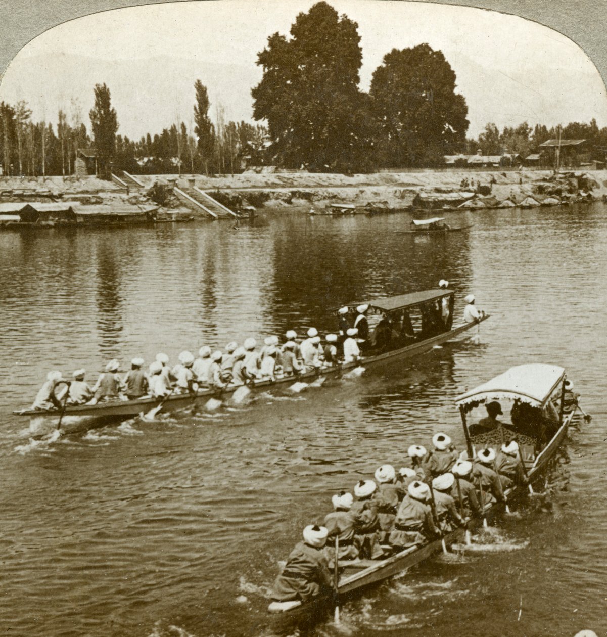 Lady Curzon in viaggio sulla barca di stato del Maharaja, Kashmir, India, c1900 da Underwood and Underwood