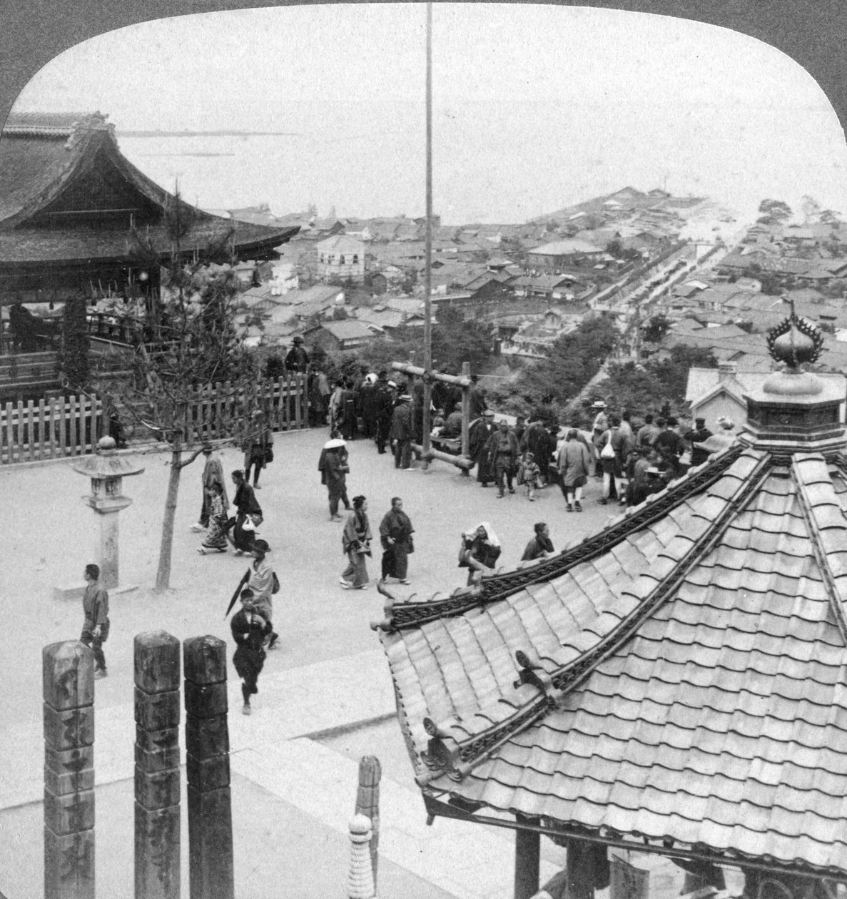 Vista verso est dal tempio di Mildera su Otsu e il lago Biwa, Giappone, 1904 da Underwood and Underwood