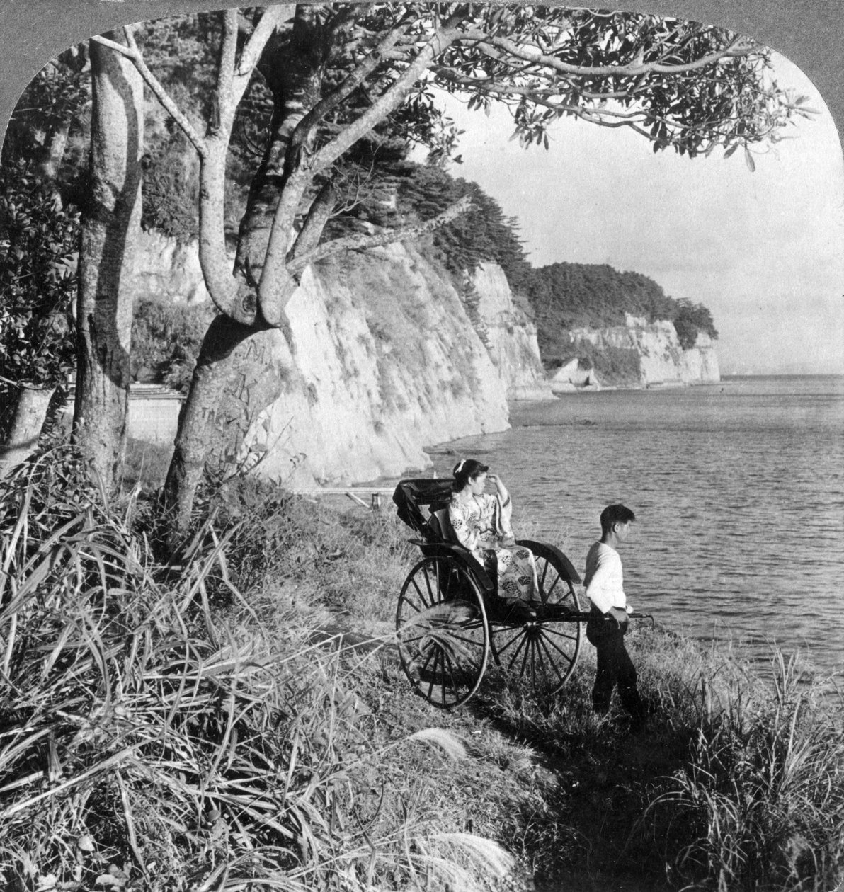 Guardando a est sopra la baia del Mississippi, vicino a Yokohama, Giappone, 1904 da Underwood and Underwood