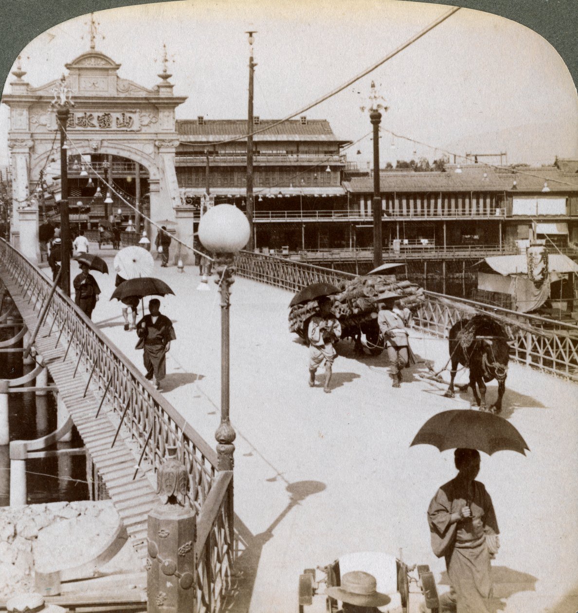 Guardando a ovest sul fiume Kamo Kamogawa al ponte Shijo, Kyoto, Giappone, 1904 da Underwood and Underwood