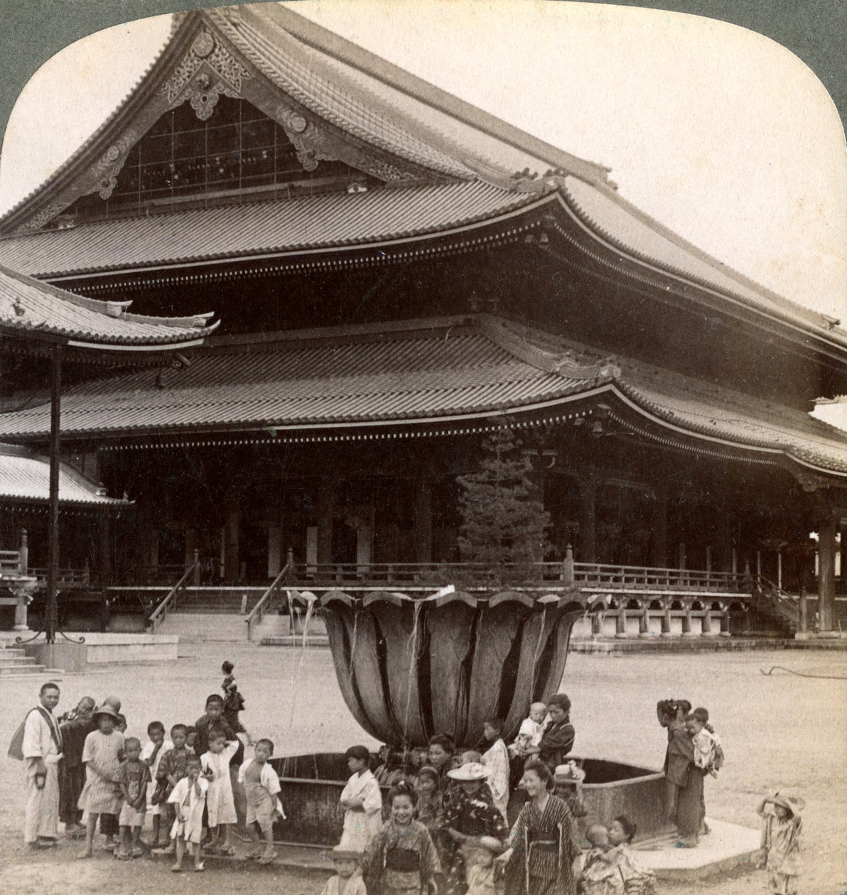 Facciata principale di Higashi Hongan-ji, il più grande tempio buddista del Giappone, Kyoto, 1904 da Underwood and Underwood