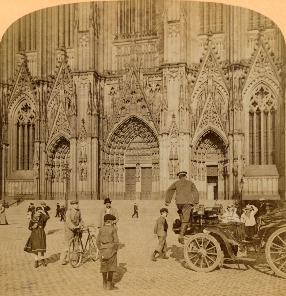 Portale principale e facciata elaboratamente ornata, Cattedrale, Colonia, Germania, 1902 da Underwood and Underwood