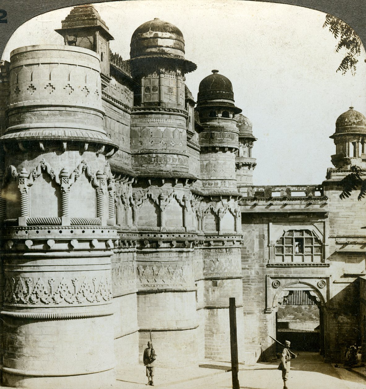 Palazzo Man Singh, Gwalior, Madhya Pradesh, India da Underwood and Underwood