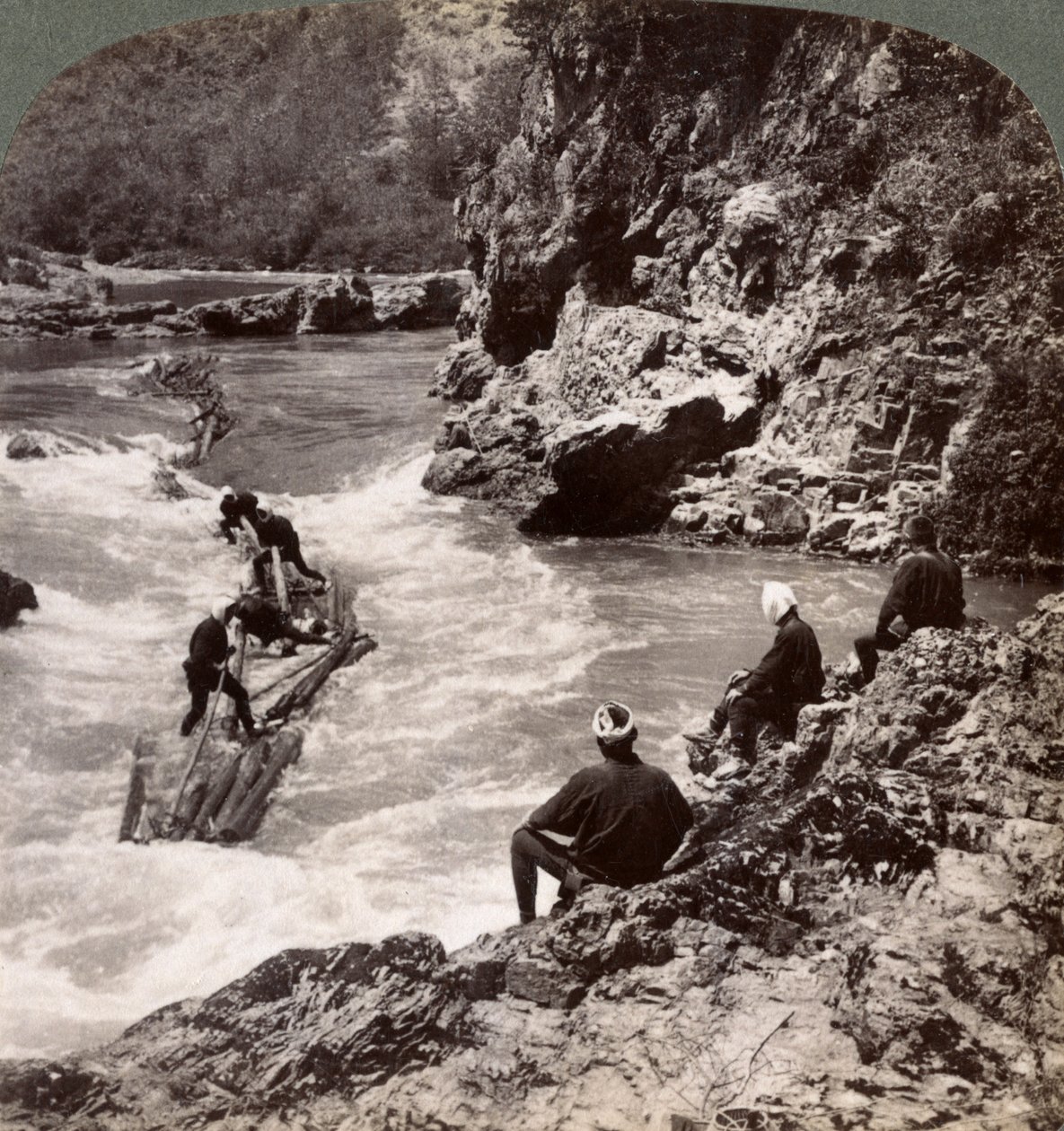 Uomini su una zattera di tronchi, attraversando le rapide di Hozu sul fiume Katsura, Kyoto, Giappone, 1904 da Underwood and Underwood
