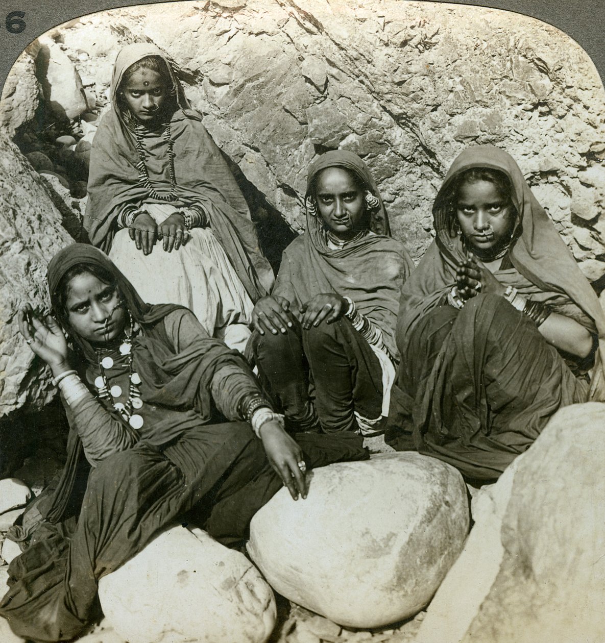 Ragazze Bhujji native, Fiume Sutlej, Himalaya, India, c1900s da Underwood and Underwood