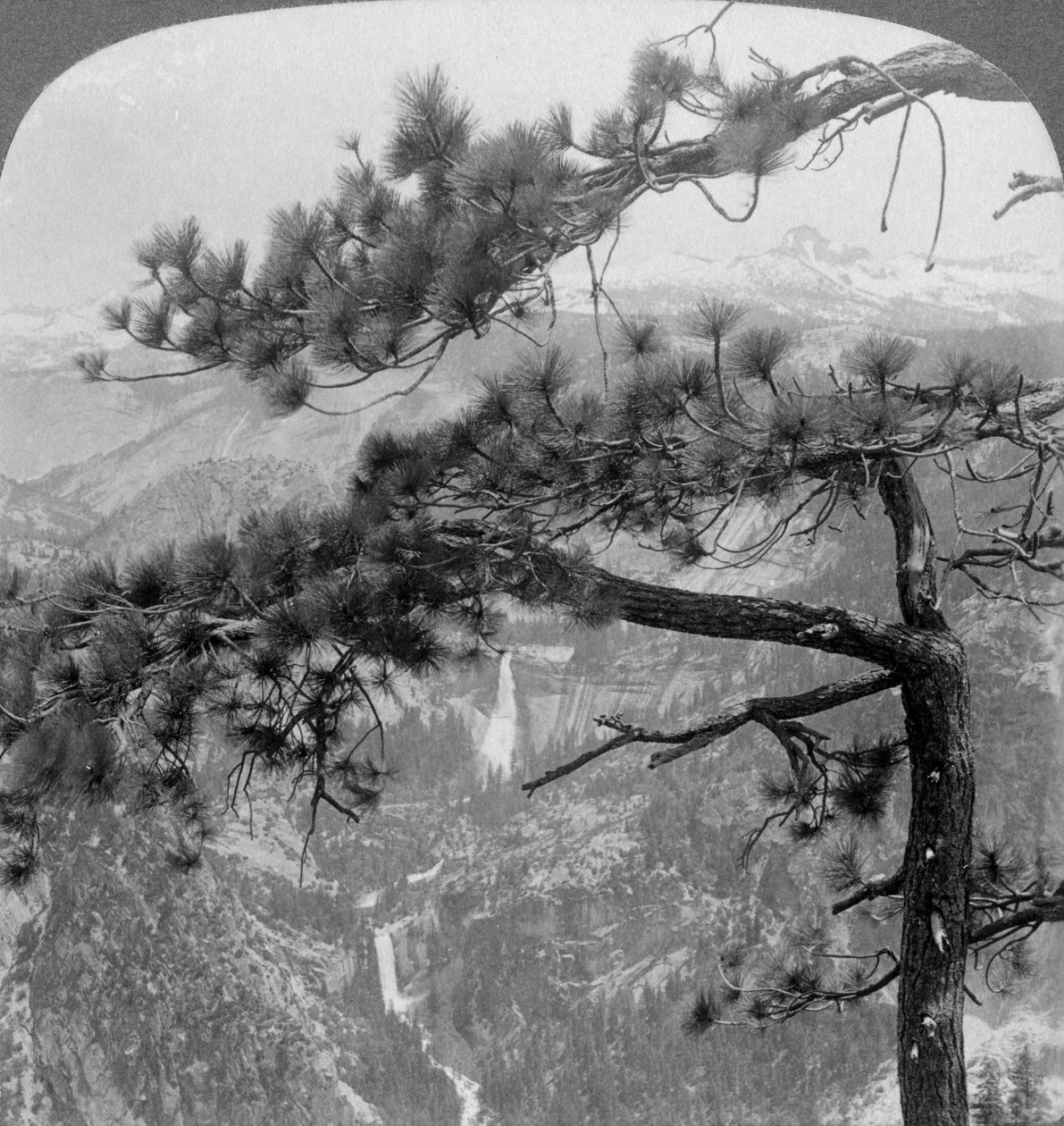 Nevada Falls, Vernal Falls e Liberty Cap, Yosemite Valley, California, USA, 1902 da Underwood and Underwood