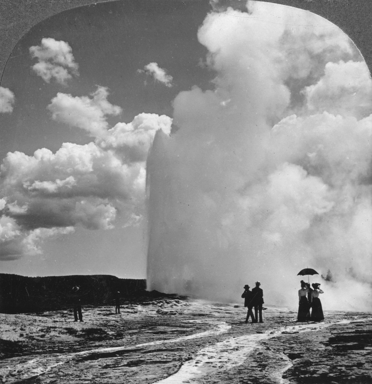Geyser Old Faithful, Parco Nazionale di Yellowstone, USA da Underwood and Underwood
