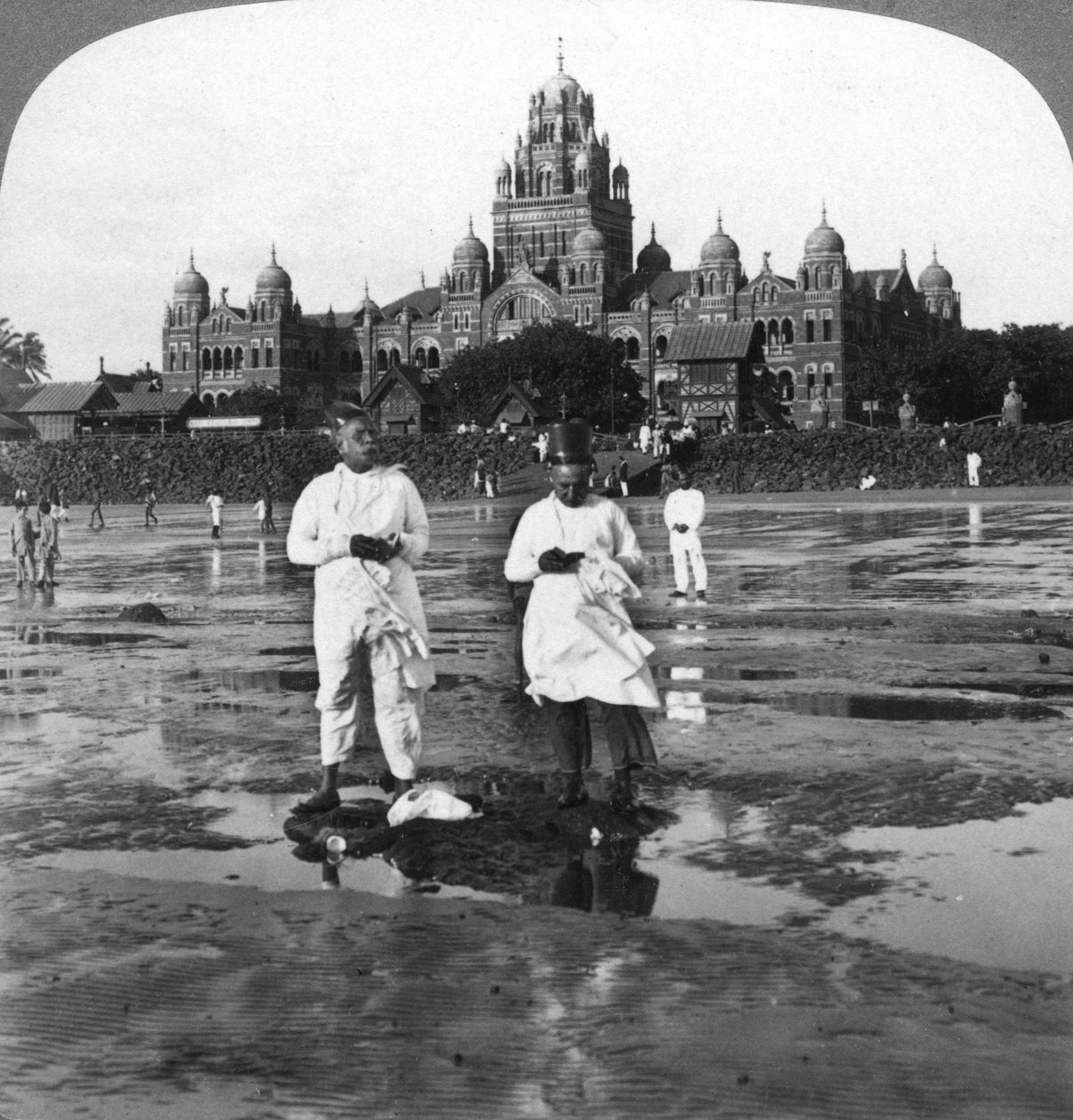 Parsi che adorano la Luna Nuova, Bombay, India, 1903 da Underwood and Underwood