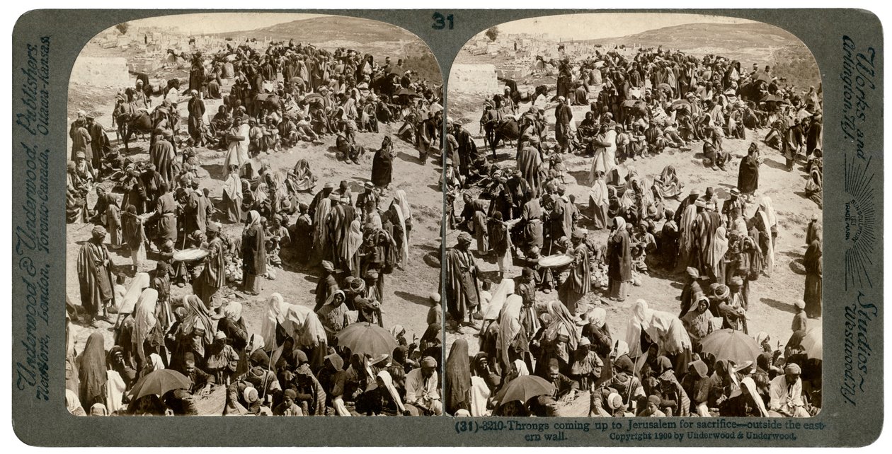 Persone che salgono a Gerusalemme per il sacrificio, fuori dal muro orientale, 1900 da Underwood and Underwood