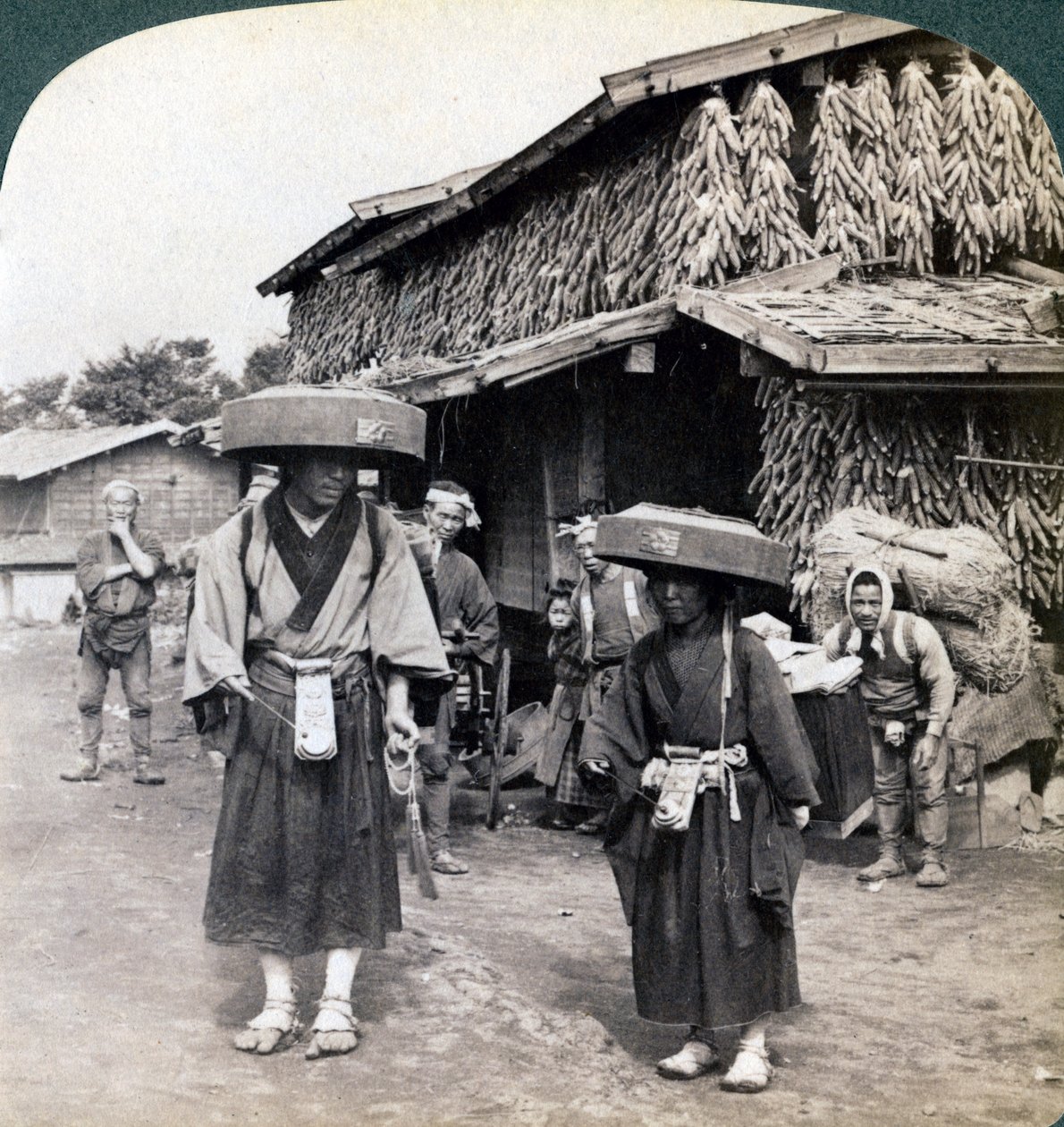 Pellegrini mendicanti che battono piccoli gong, vicino al Lago Kawaguchi, Giappone, 1904 da Underwood and Underwood