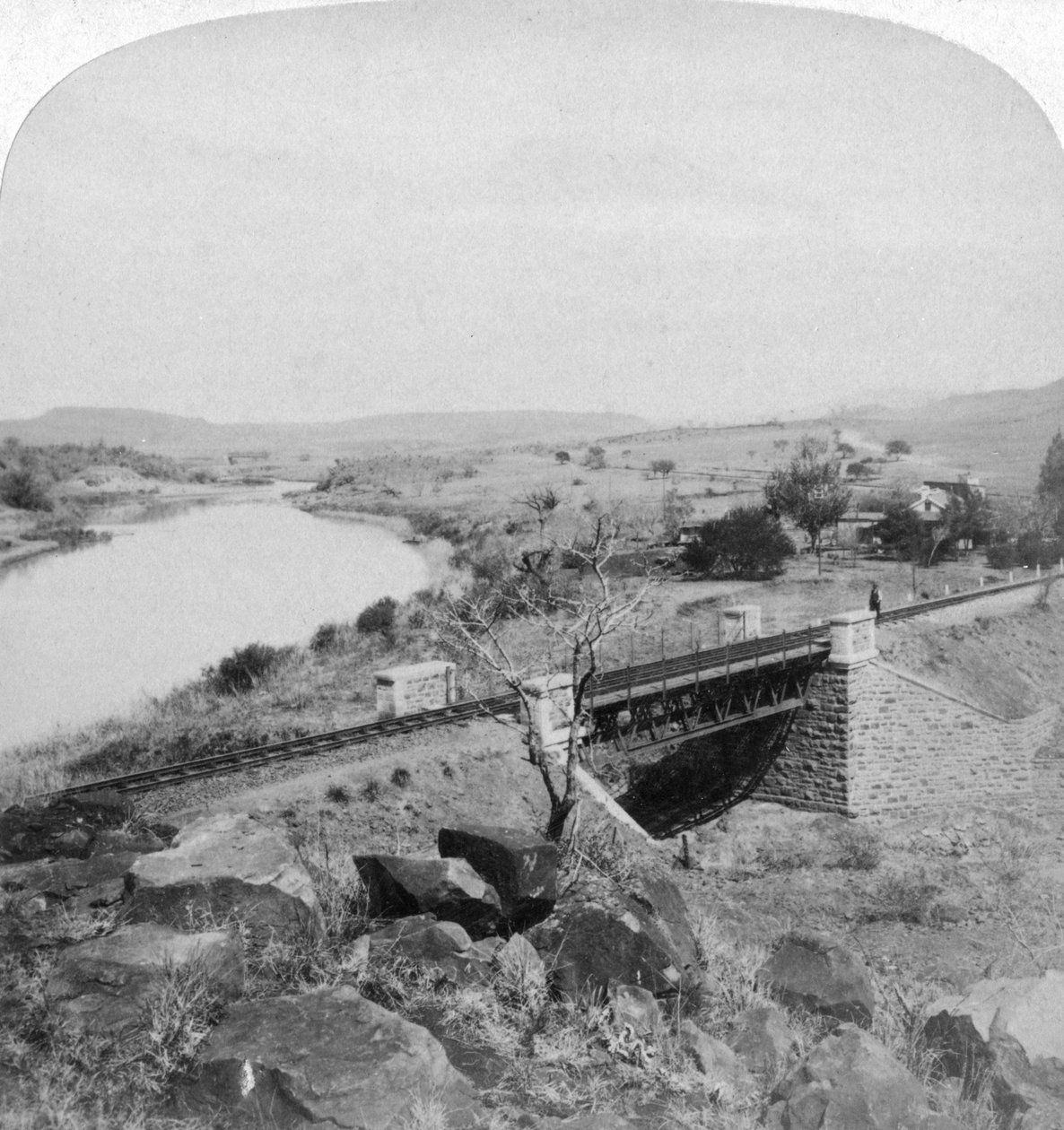 Ponte Pom-pom e stazione telegrafica del quartier generale boero, fiume Tugela, Natal, Sudafrica, 1901 da Underwood and Underwood