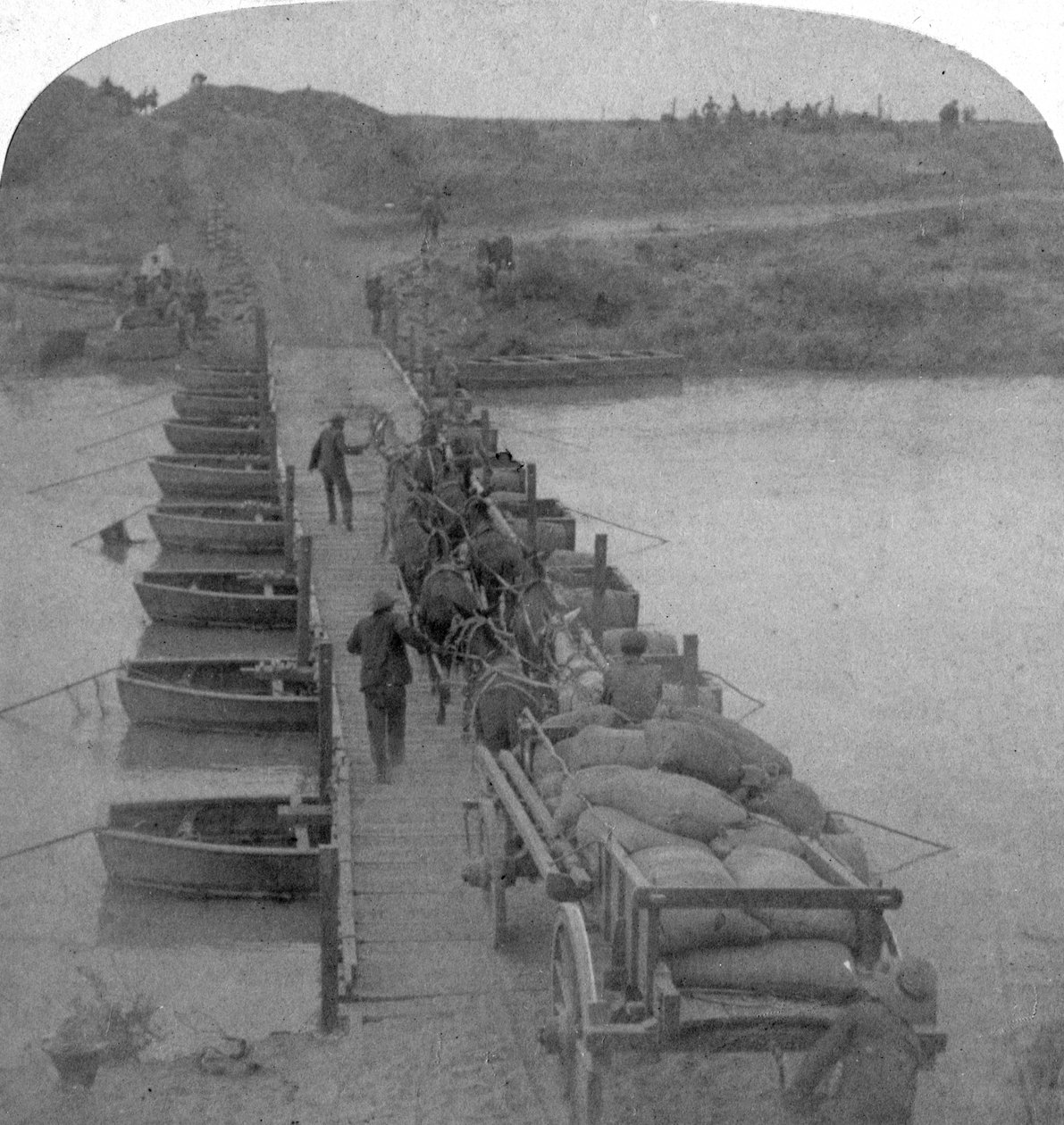 Ponte di barche sul fiume Modder, Guerra Boera, Sudafrica, 1900 da Underwood and Underwood