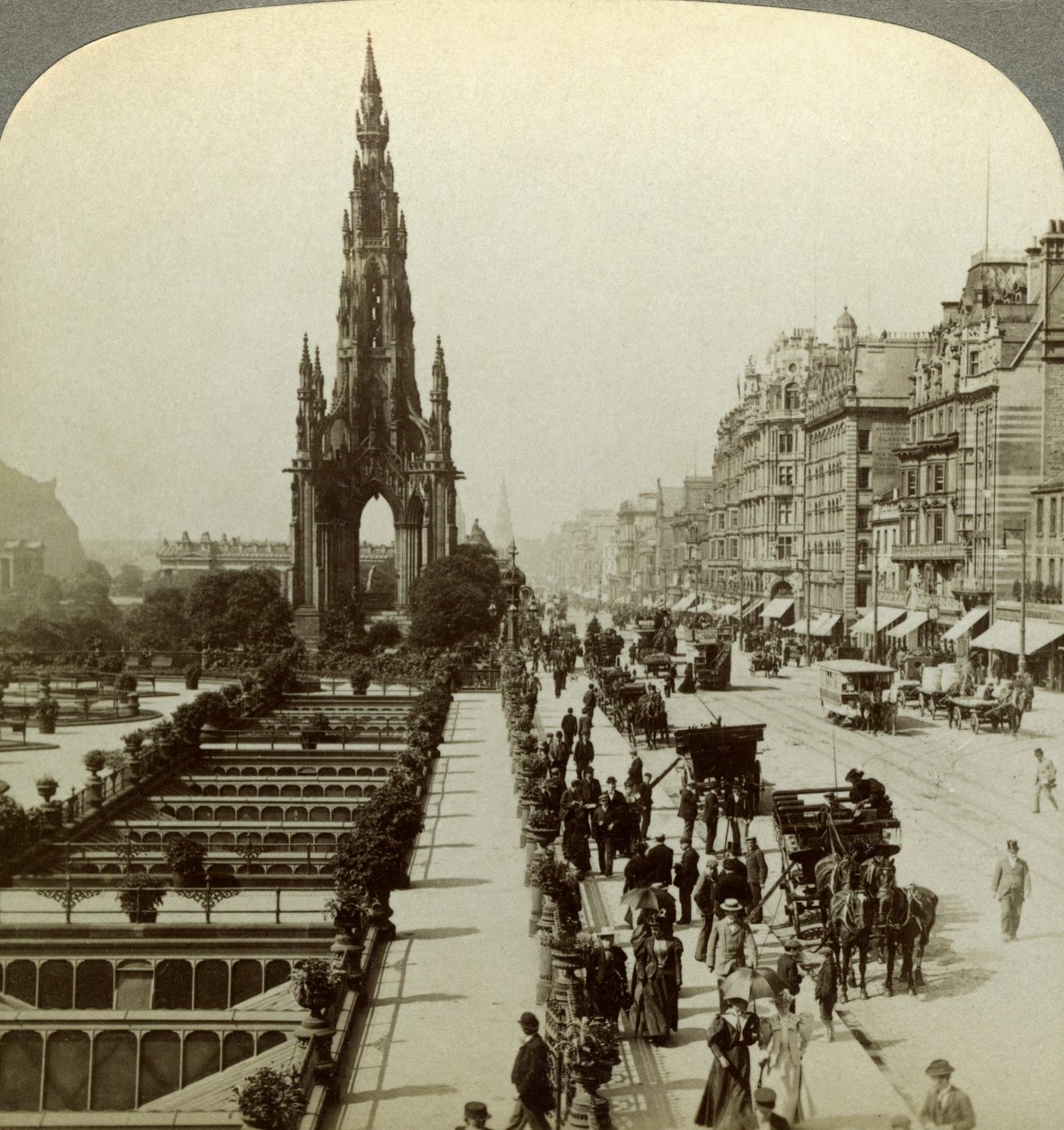 Princes Street e il Monumento a Scott, Edimburgo, Scozia, fine XIX secolo da Underwood and Underwood