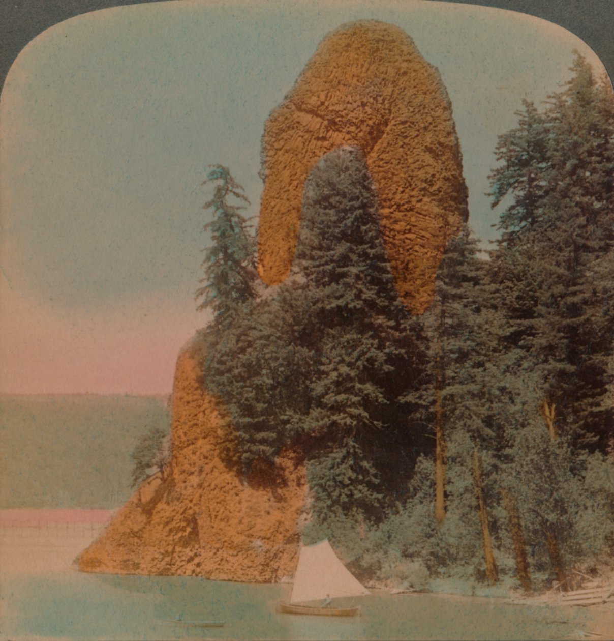 Rooster Rock, formazione rocciosa curiosa lungo il fiume Columbia, Oregon, 1902 da Underwood and Underwood