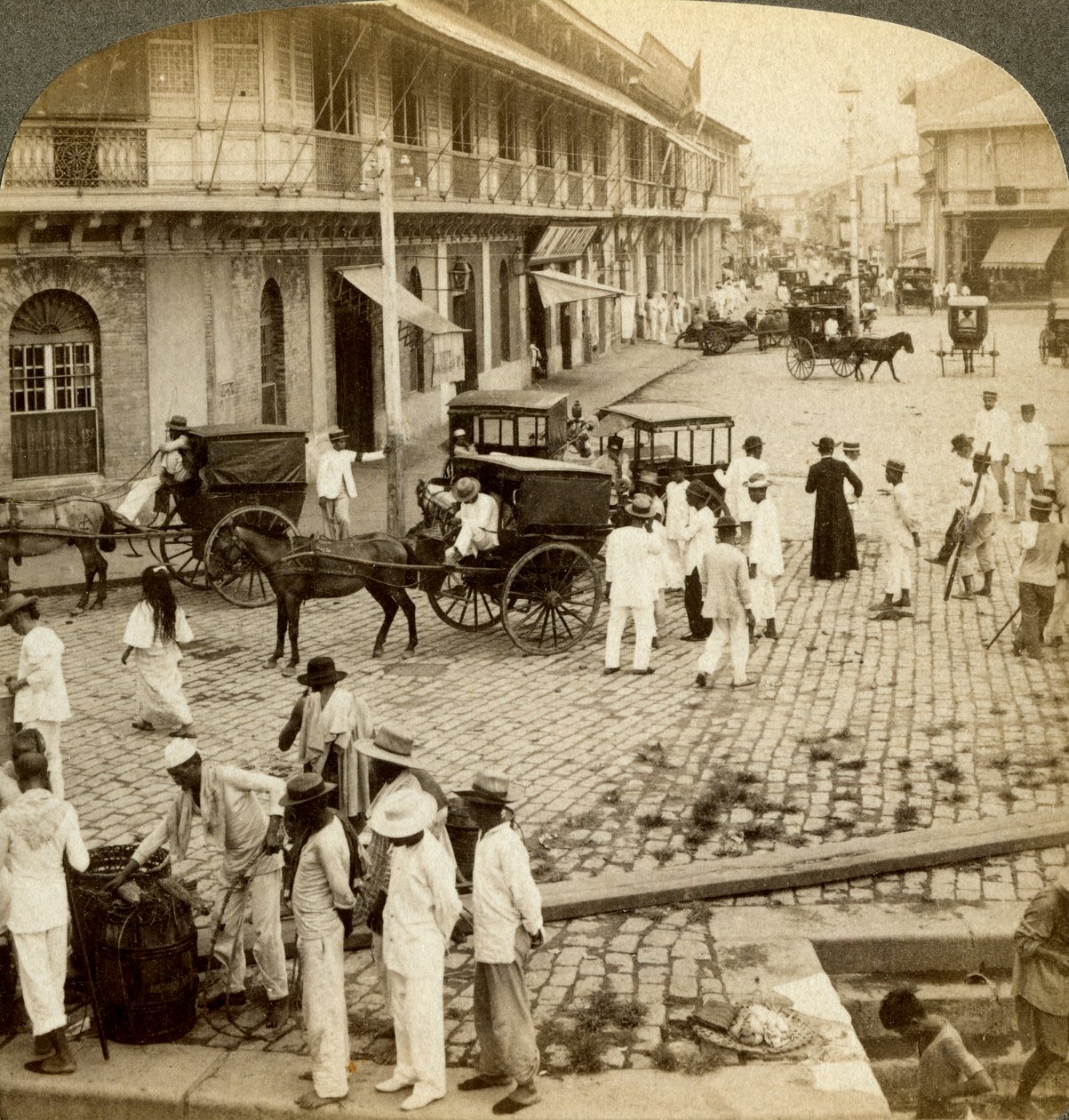 Strada Rosario e Chiesa di Binondo, Manila, Filippine da Underwood and Underwood