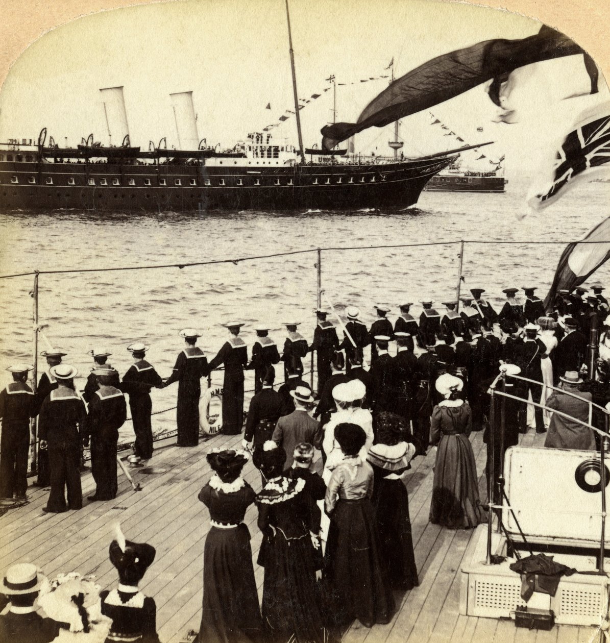 Yacht reale che passa la nave da battaglia HMS Nile, Coronation Review, Spithead, Hampshire, 1902 da Underwood and Underwood
