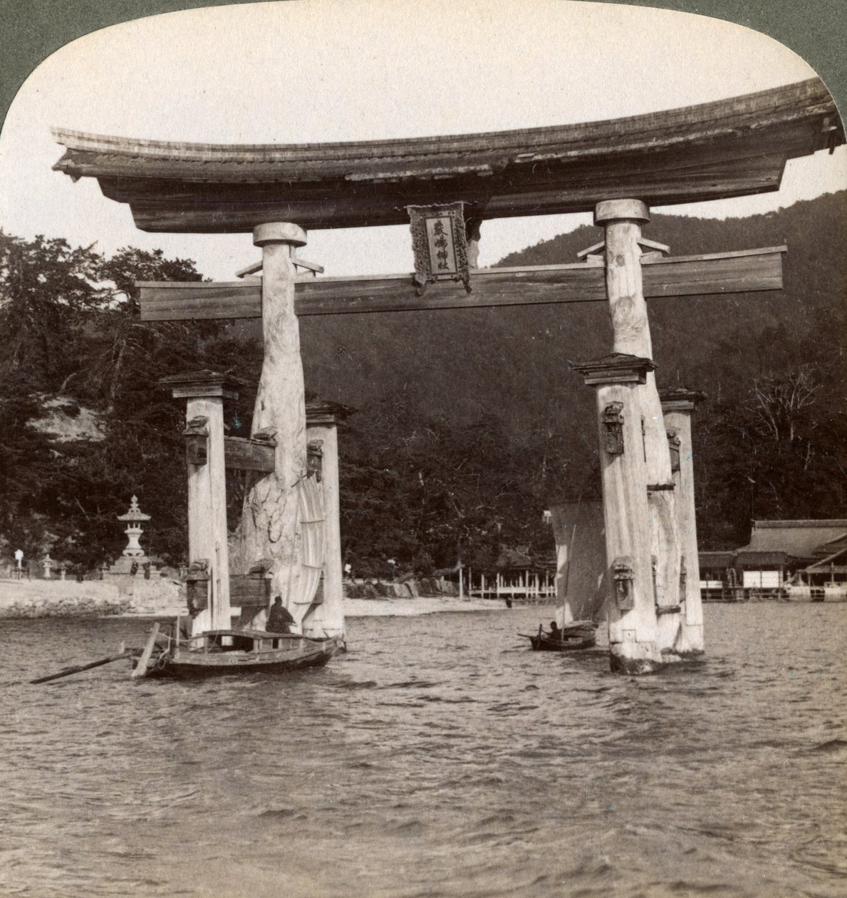 Portale sacro torii che emerge dal mare, Santuario di Itsukushima, Isola di Miyajima, Giappone, 1904 da Underwood and Underwood
