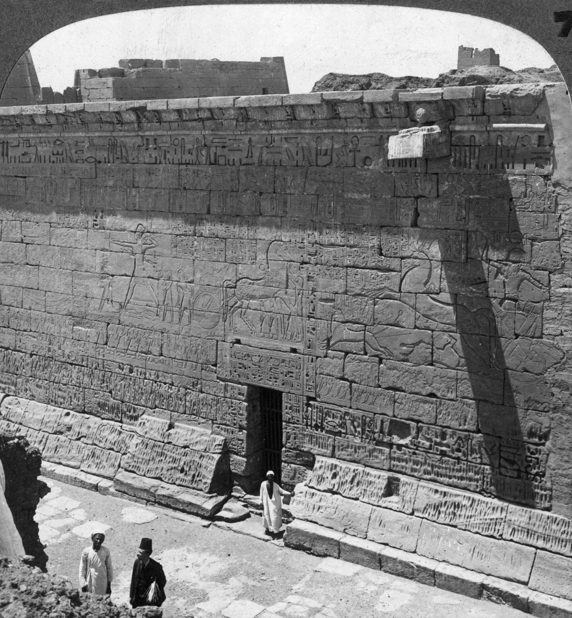 Scene di battaglia e caccia scolpite su un muro a Medinet Habu, Tebe, Egitto, 1905 da Underwood and Underwood
