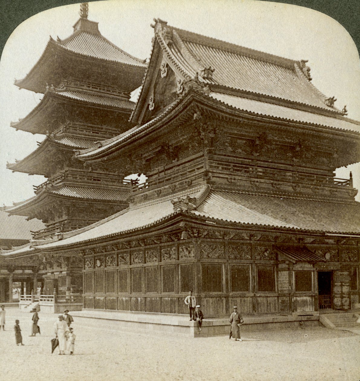 Splendore maestoso del Tempio Shitenno-ji, Osaka, Giappone, 1904 da Underwood and Underwood