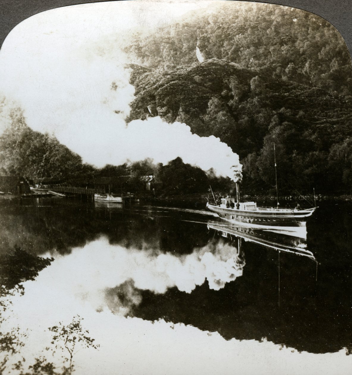 Yacht a vapore sul Loch Katrine, Scozia da Underwood and Underwood